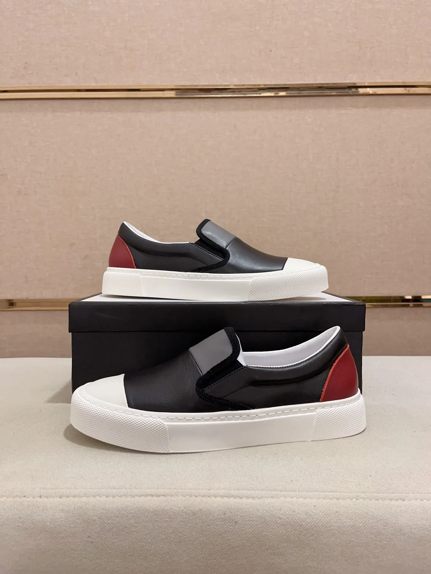 Men's shoes💰 440💰The new GUCCI (Gucci) counters are launched simultaneously. The new men's shoes, 😘fabrics are selected from imported cowhide, and the lining is sheepskin lining. 👍🏿 High-end ☄️ air-cushion molded anti-slip rubber outsole, exquisite lines, simple and elegant, comfortable and high-end for leisure travel. Code number: 38 to 44 (45 can be customized and cannot be returned or exchanged)